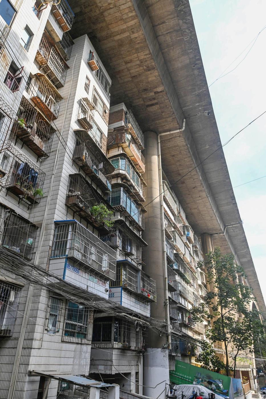 Proiectul extraordinar de locuințe construit sub autostradă. Oamenii spun că au zgomot și vibrații în case, dar au și avantaje 1085295