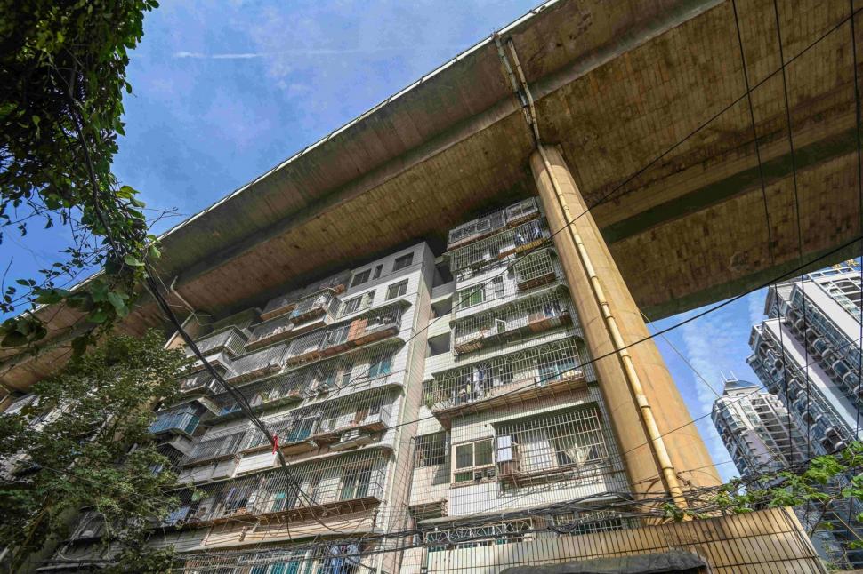 Proiectul extraordinar de locuințe construit sub autostradă. Oamenii spun că au zgomot și vibrații în case, dar au și avantaje 1085296