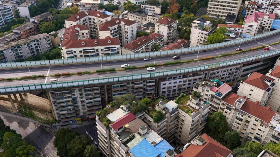 Proiectul extraordinar de locuințe construit sub autostradă. Oamenii spun că au zgomot și vibrații în case, dar au și avantaje 1085297