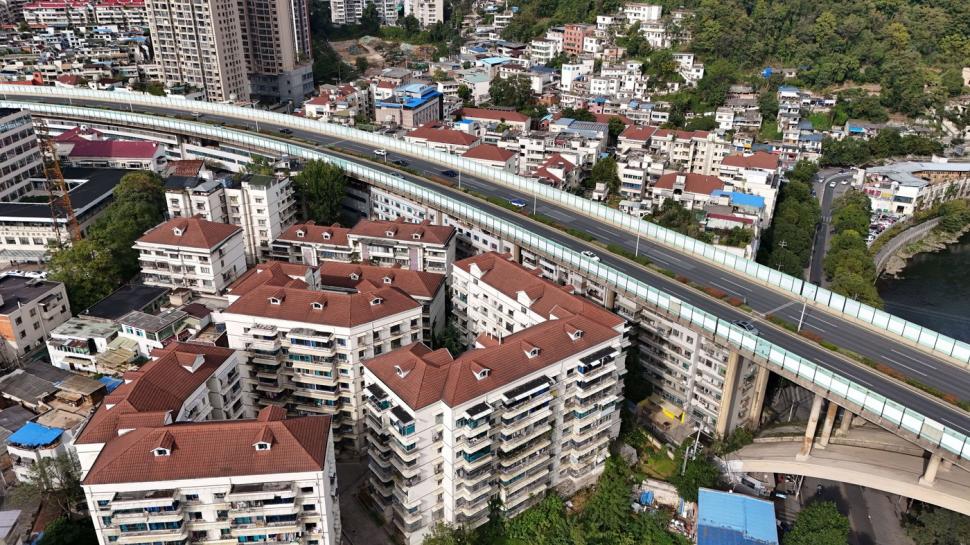 Proiectul extraordinar de locuințe construit sub autostradă. Oamenii spun că au zgomot și vibrații în case, dar au și avantaje 1085301