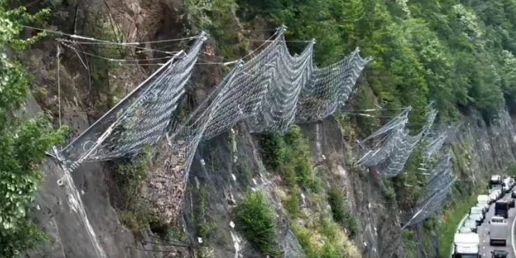Imagini spectaculoase cu barierele de retenţie instalate pe Valea Oltului, care deja sunt pline cu pietre căzute de pe versanţi 1085608