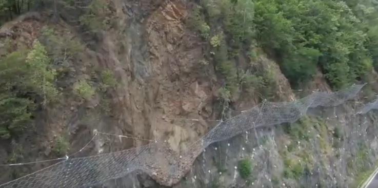 Imagini spectaculoase cu barierele de retenţie instalate pe Valea Oltului, care deja sunt pline cu pietre căzute de pe versanţi 1085609