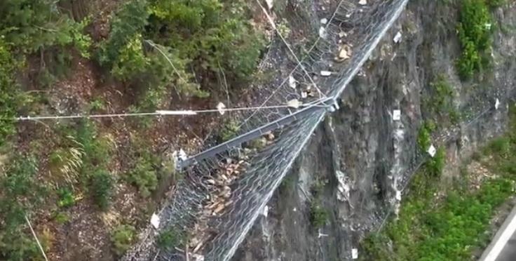 Imagini spectaculoase cu barierele de retenţie instalate pe Valea Oltului, care deja sunt pline cu pietre căzute de pe versanţi 1085610