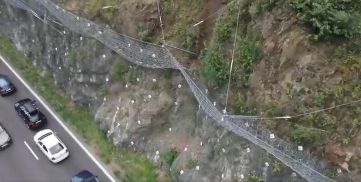 Imagini spectaculoase cu barierele de retenţie instalate pe Valea Oltului, care deja sunt pline cu pietre căzute de pe versanţi 1085611