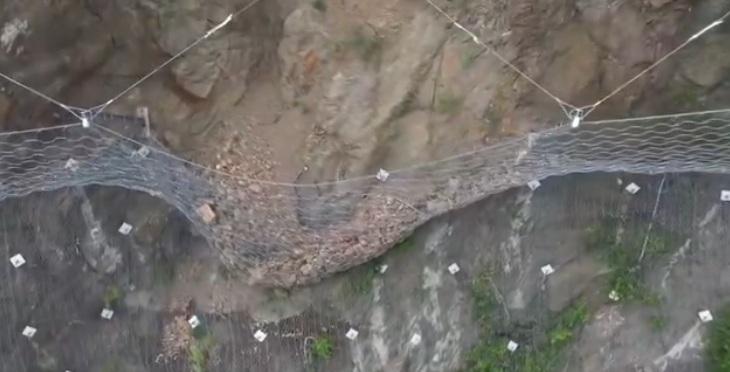 Imagini spectaculoase cu barierele de retenţie instalate pe Valea Oltului, care deja sunt pline cu pietre căzute de pe versanţi 1085612