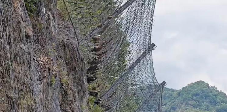 Imagini spectaculoase cu barierele de retenţie instalate pe Valea Oltului, care deja sunt pline cu pietre căzute de pe versanţi 1085613