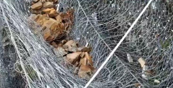 Imagini spectaculoase cu barierele de retenţie instalate pe Valea Oltului, care deja sunt pline cu pietre căzute de pe versanţi 1085615