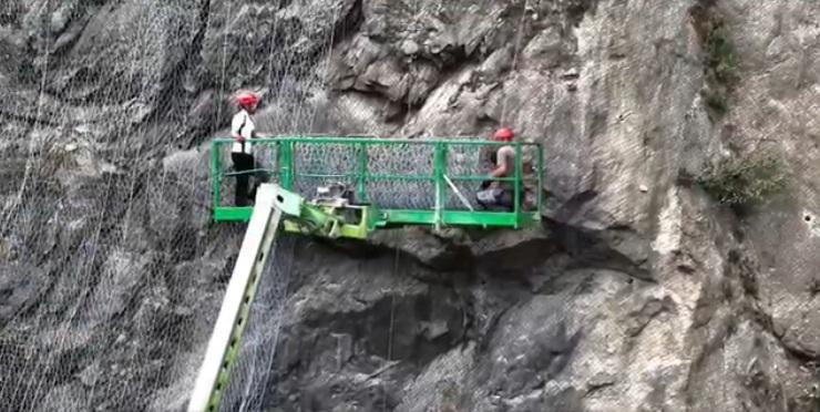 Imagini spectaculoase cu barierele de retenţie instalate pe Valea Oltului, care deja sunt pline cu pietre căzute de pe versanţi 1085616