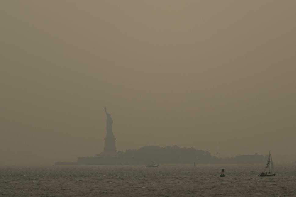 New Yorkul este acoperit de fum: Zgârie-norii abia se mai văd, oamenii ies din case cu măști. Îngrijorări privind finala CM 2026 1085568