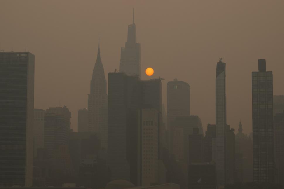 New Yorkul este acoperit de fum: Zgârie-norii abia se mai văd, oamenii ies din case cu măști. Îngrijorări privind finala CM 2026 1085571