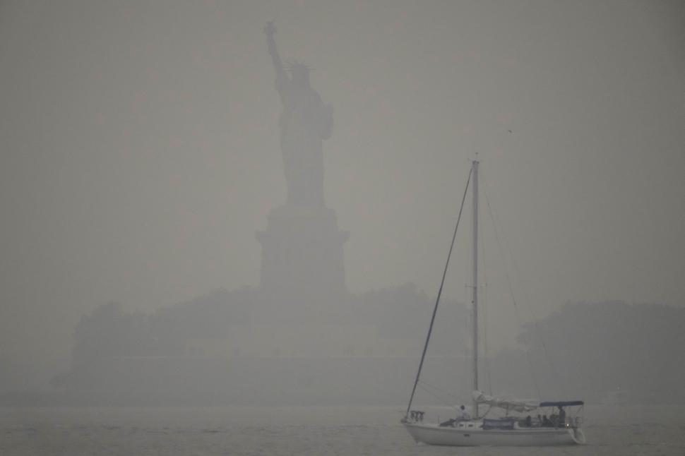 New Yorkul este acoperit de fum: Zgârie-norii abia se mai văd, oamenii ies din case cu măști. Îngrijorări privind finala CM 2026 1085572