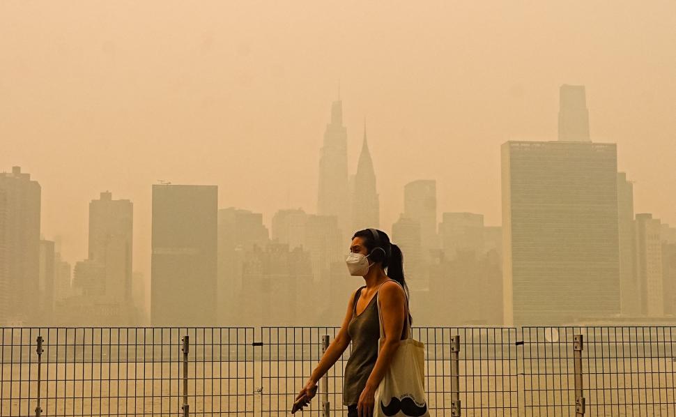 New Yorkul este acoperit de fum: Zgârie-norii abia se mai văd, oamenii ies din case cu măști. Îngrijorări privind finala CM 2026 1085574