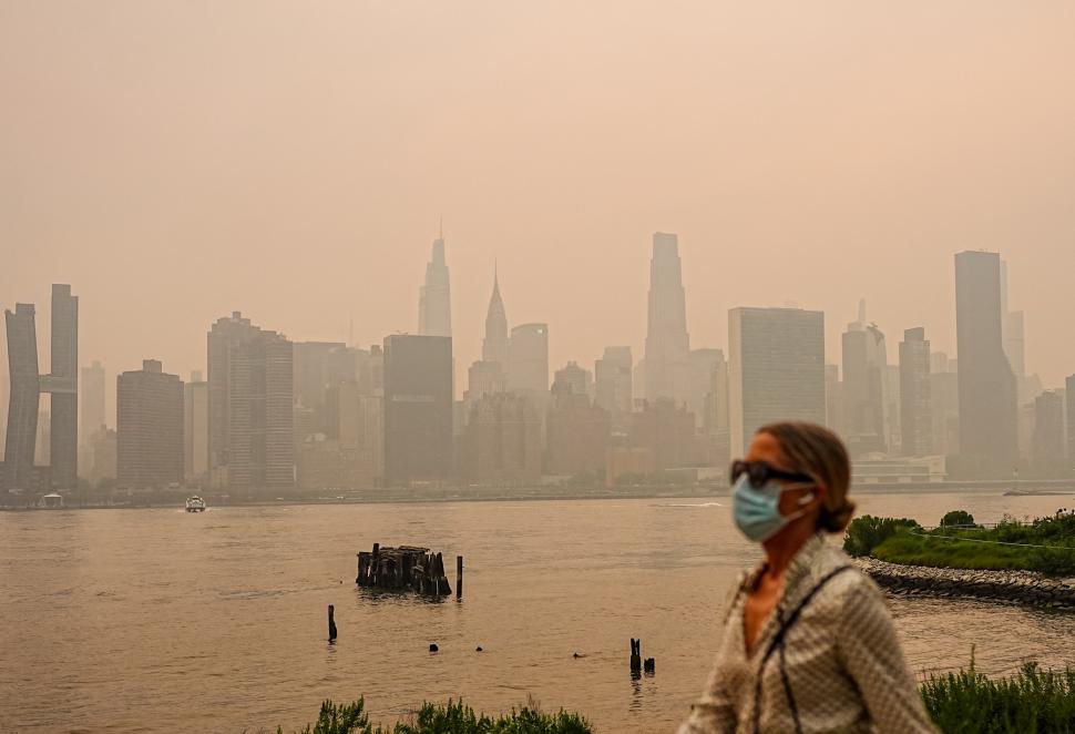 New Yorkul este acoperit de fum: Zgârie-norii abia se mai văd, oamenii ies din case cu măști. Îngrijorări privind finala CM 2026 1085576
