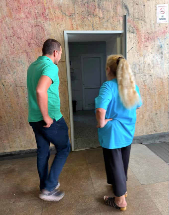 Prefectul Capitalei a sunat două zile degeaba la Administrația Străzilor să întrebe de toaletele de la Universitate. Apoi le-a văzut 1085603