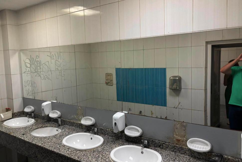 Prefectul Capitalei a sunat două zile degeaba la Administrația Străzilor să întrebe de toaletele de la Universitate. Apoi le-a văzut 1085605