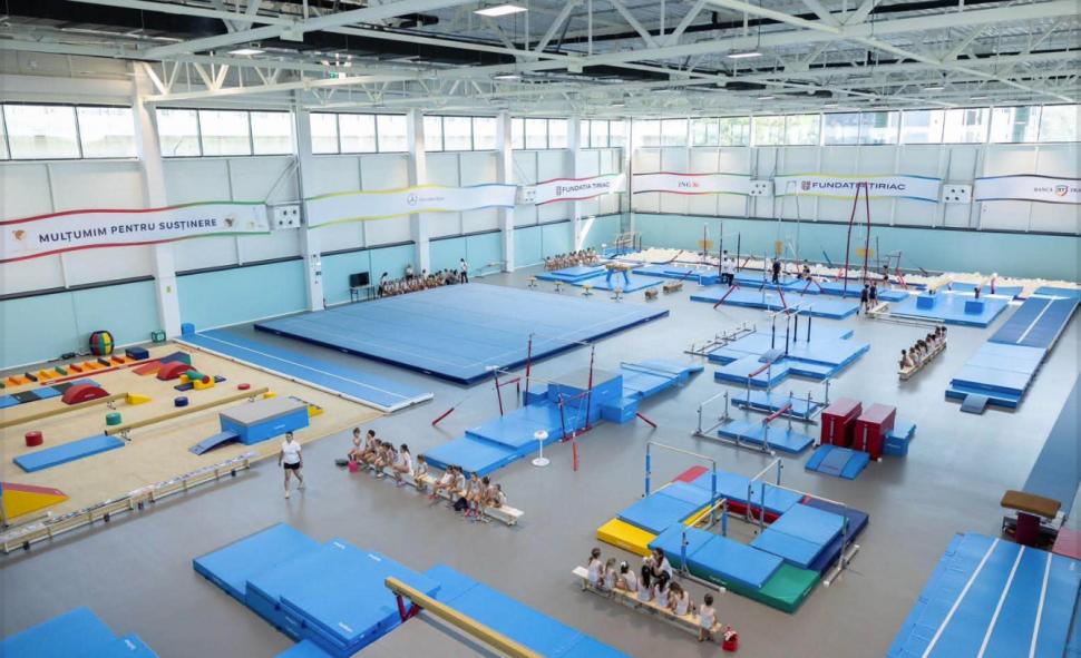 50 de ani de la primul 10 din gimnastică. FOTO. Sala "Nadia Comăneci", deschisă în Otopeni. Bolojan și marea campioană au fost prezenți 1085790