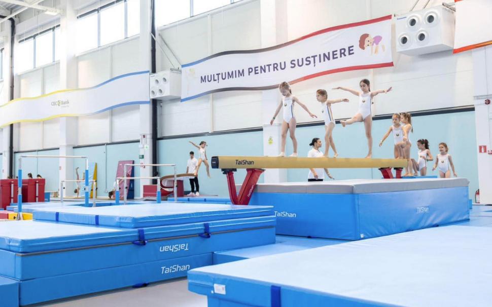 50 de ani de la primul 10 din gimnastică. FOTO. Sala "Nadia Comăneci", deschisă în Otopeni. Bolojan și marea campioană au fost prezenți 1085791