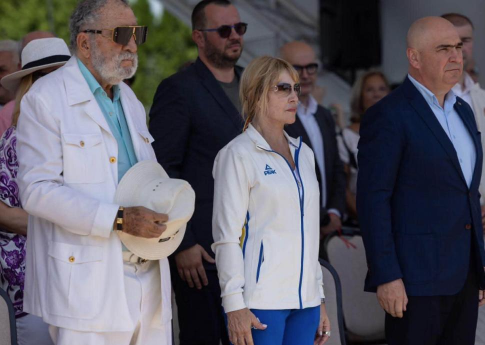 50 de ani de la primul 10 din gimnastică. FOTO. Sala "Nadia Comăneci", deschisă în Otopeni. Bolojan și marea campioană au fost prezenți 1085792