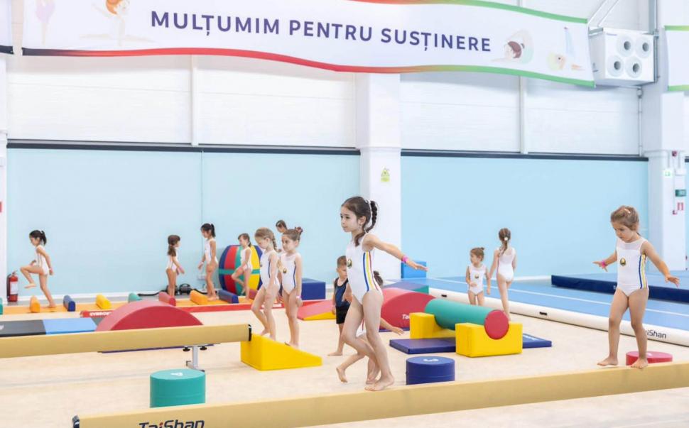 50 de ani de la primul 10 din gimnastică. FOTO. Sala "Nadia Comăneci", deschisă în Otopeni. Bolojan și marea campioană au fost prezenți 1085793