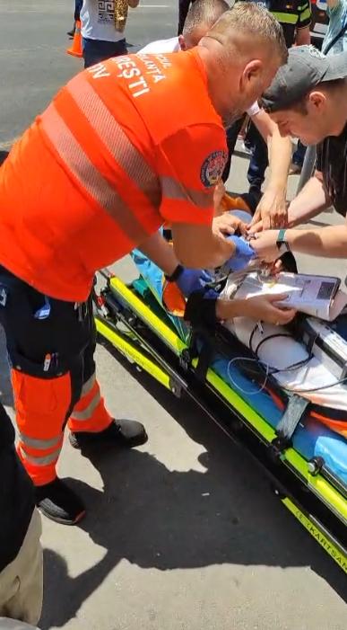 Îmbulzeală la deschiderea magazinului lui Călin Donca, influencer suveranist. O femeie a fost luată cu Ambulanța. Intervin jandarmii 1085779