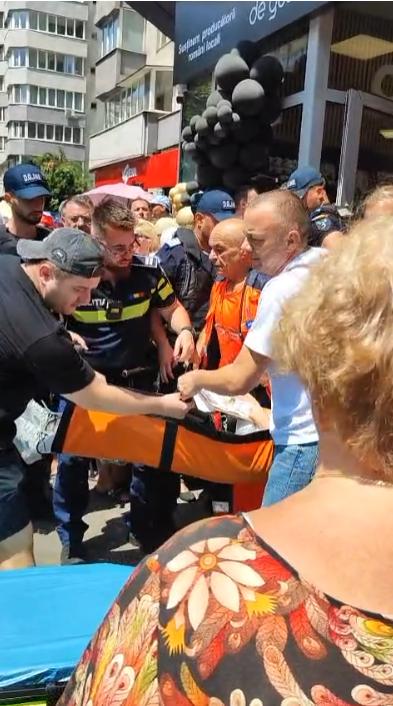 Îmbulzeală la deschiderea magazinului lui Călin Donca, influencer suveranist. O femeie a fost luată cu Ambulanța. Intervin jandarmii 1085781
