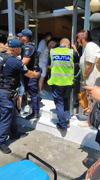 Îmbulzeală la deschiderea magazinului lui Călin Donca, influencer suveranist. O femeie a fost luată cu Ambulanța. Intervin jandarmii 1085782