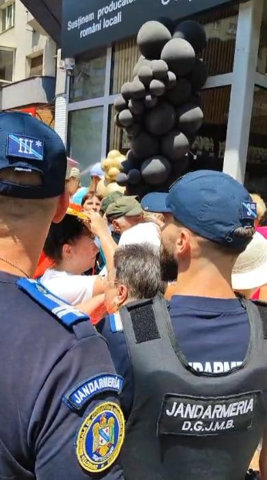 Îmbulzeală la deschiderea magazinului lui Călin Donca, influencer suveranist. O femeie a fost luată cu Ambulanța. Intervin jandarmii 1085783