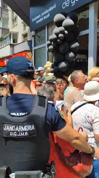 Îmbulzeală la deschiderea magazinului lui Călin Donca, influencer suveranist. O femeie a fost luată cu Ambulanța. Intervin jandarmii 1085784