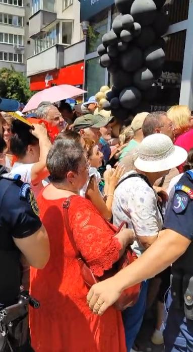 Îmbulzeală la deschiderea magazinului lui Călin Donca, influencer suveranist. O femeie a fost luată cu Ambulanța. Intervin jandarmii 1085785