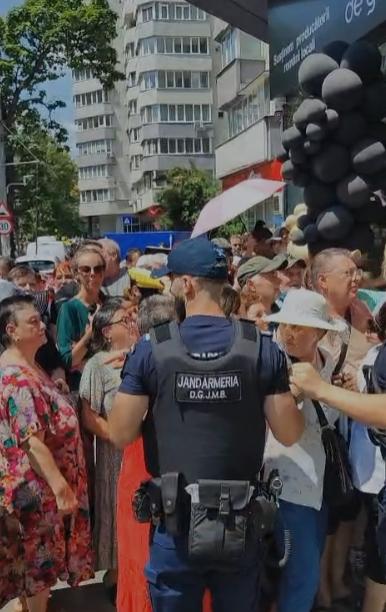 Îmbulzeală la deschiderea magazinului lui Călin Donca, influencer suveranist. O femeie a fost luată cu Ambulanța. Intervin jandarmii 1085786
