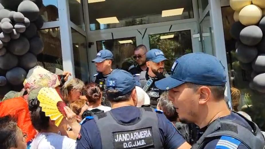 Îmbulzeală la deschiderea magazinului lui Călin Donca, influencer suveranist. O femeie a fost luată cu Ambulanța. Intervin jandarmii 1085787
