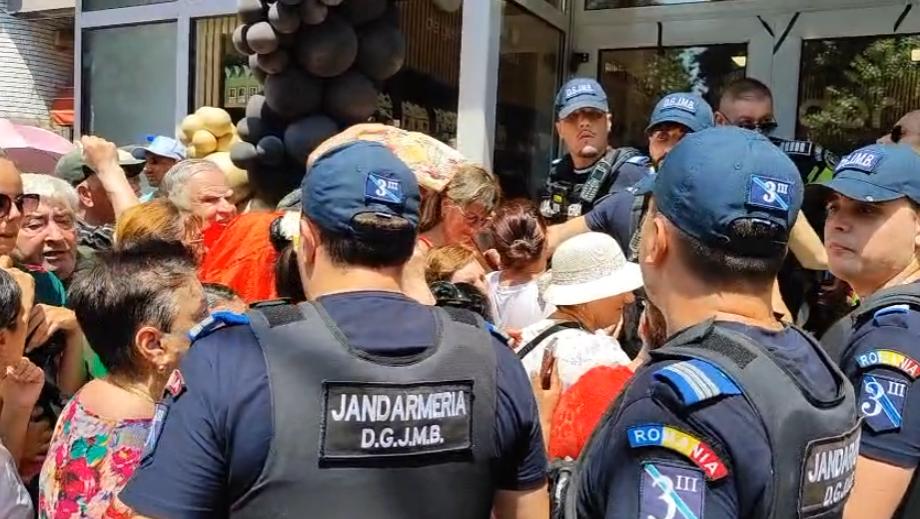 Îmbulzeală la deschiderea magazinului lui Călin Donca, influencer suveranist. O femeie a fost luată cu Ambulanța. Intervin jandarmii 1085788