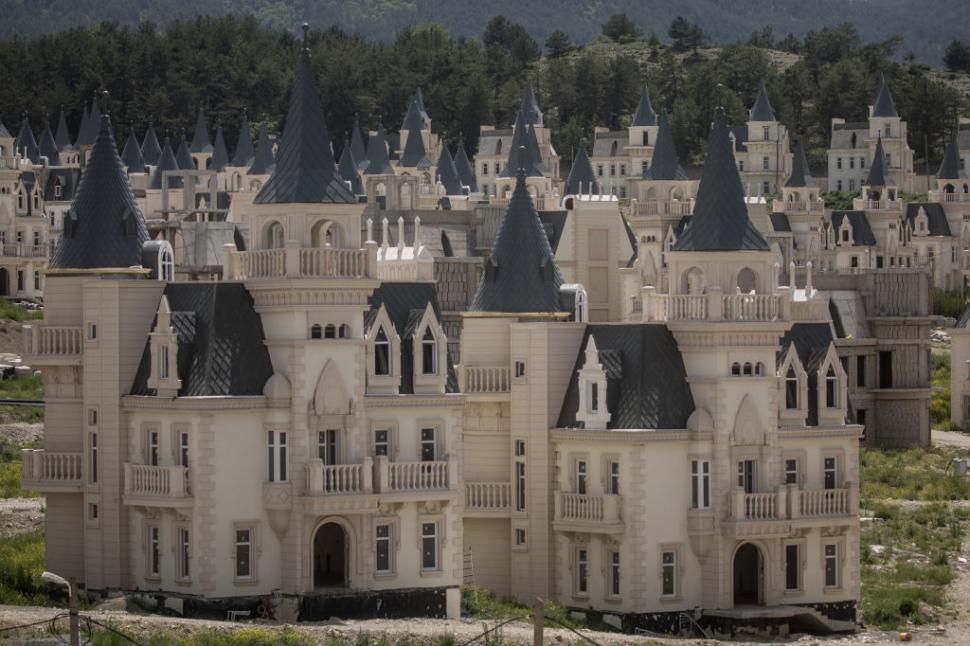 Cum arată Burj Al Babas, orașul-fantomă cu 587 de castele în stil Disney abandonate. Trebuia să fie un cartier de lux pentru bogați 1085804