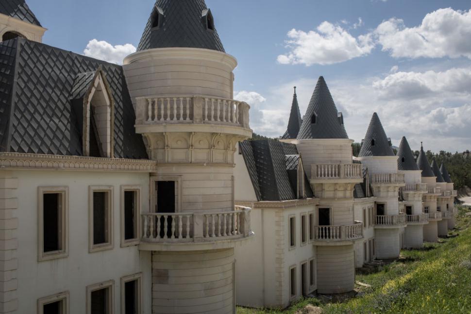 Cum arată Burj Al Babas, orașul-fantomă cu 587 de castele în stil Disney abandonate. Trebuia să fie un cartier de lux pentru bogați 1085805