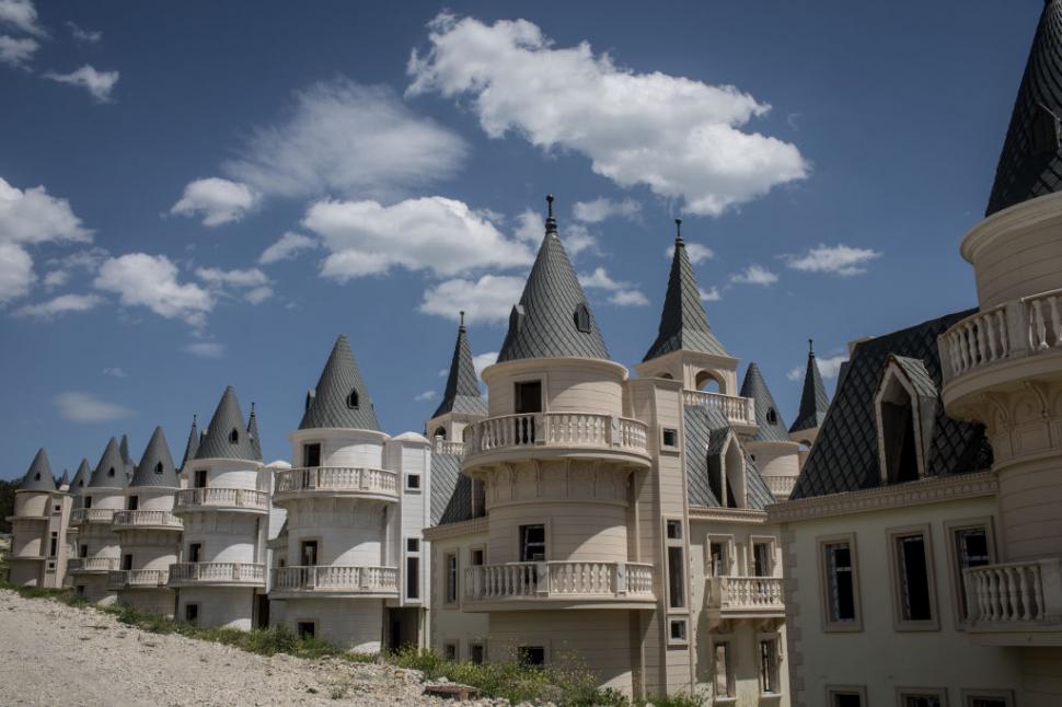 Cum arată Burj Al Babas, orașul-fantomă cu 587 de castele în stil Disney abandonate. Trebuia să fie un cartier de lux pentru bogați 1085806
