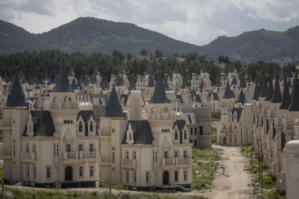 Cum arată Burj Al Babas, orașul-fantomă cu 587 de castele în stil Disney abandonate. Trebuia să fie un cartier de lux pentru bogați 1085807