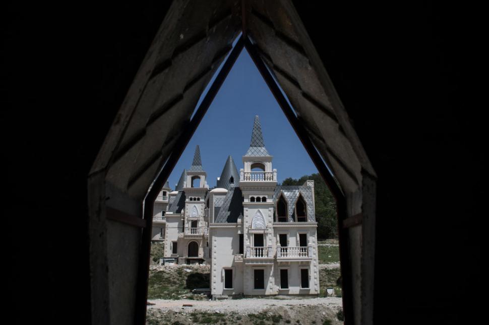 Cum arată Burj Al Babas, orașul-fantomă cu 587 de castele în stil Disney abandonate. Trebuia să fie un cartier de lux pentru bogați 1085808