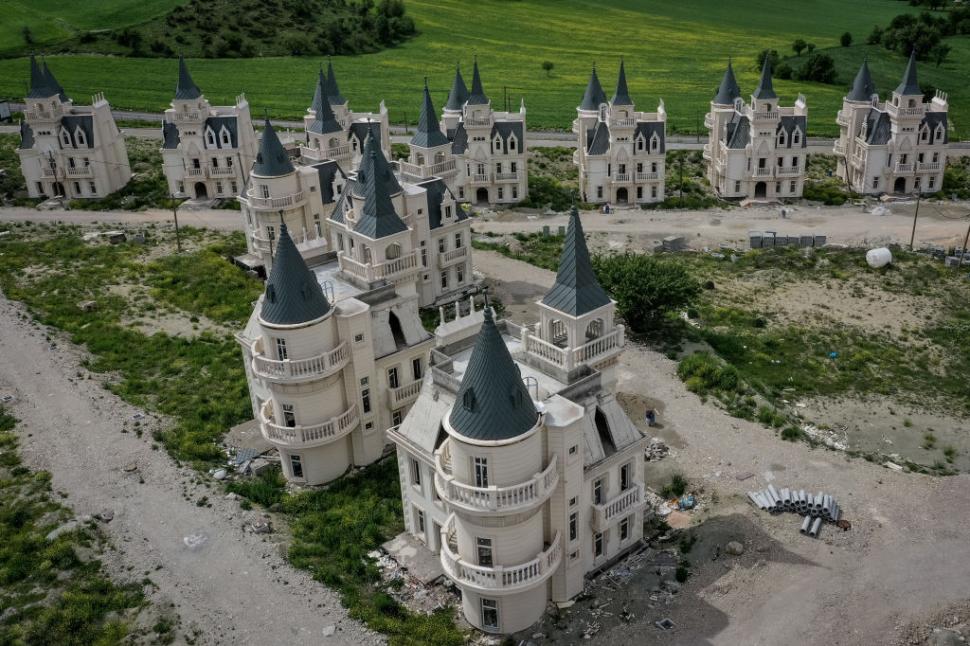 Cum arată Burj Al Babas, orașul-fantomă cu 587 de castele în stil Disney abandonate. Trebuia să fie un cartier de lux pentru bogați 1085809
