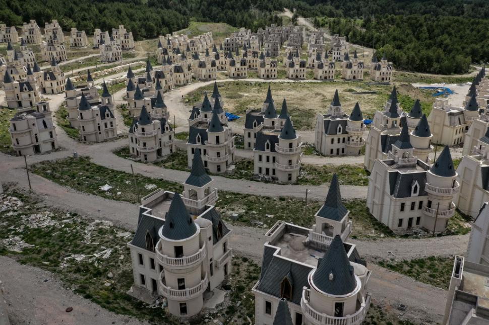 Cum arată Burj Al Babas, orașul-fantomă cu 587 de castele în stil Disney abandonate. Trebuia să fie un cartier de lux pentru bogați 1085810