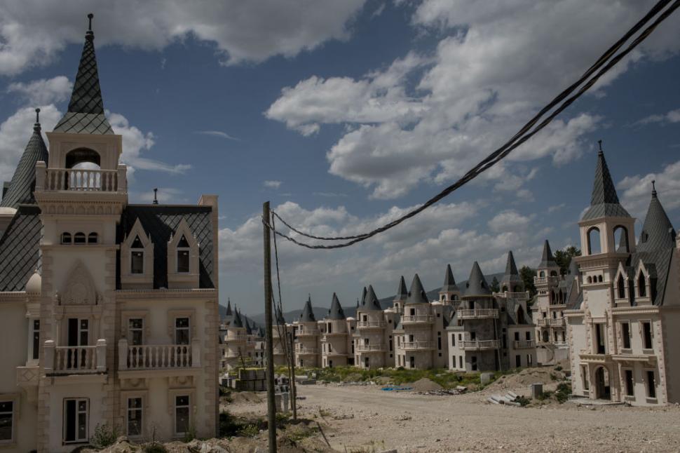 Cum arată Burj Al Babas, orașul-fantomă cu 587 de castele în stil Disney abandonate. Trebuia să fie un cartier de lux pentru bogați 1085811