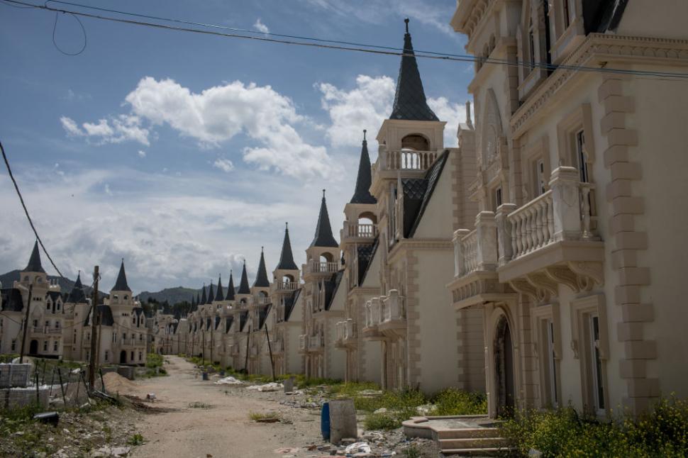Cum arată Burj Al Babas, orașul-fantomă cu 587 de castele în stil Disney abandonate. Trebuia să fie un cartier de lux pentru bogați 1085813