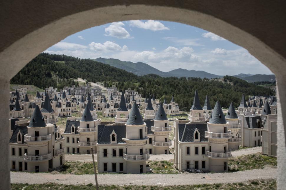 Cum arată Burj Al Babas, orașul-fantomă cu 587 de castele în stil Disney abandonate. Trebuia să fie un cartier de lux pentru bogați 1085814