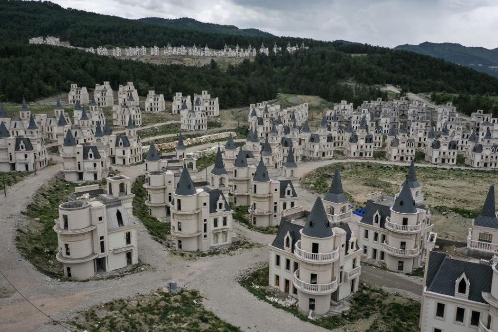 Cum arată Burj Al Babas, orașul-fantomă cu 587 de castele în stil Disney abandonate. Trebuia să fie un cartier de lux pentru bogați 1085815