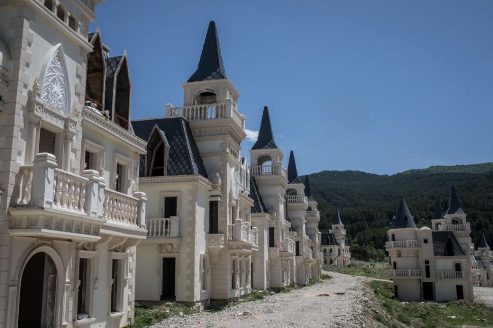 Cum arată Burj Al Babas, orașul-fantomă cu 587 de castele în stil Disney abandonate. Trebuia să fie un cartier de lux pentru bogați 1085816