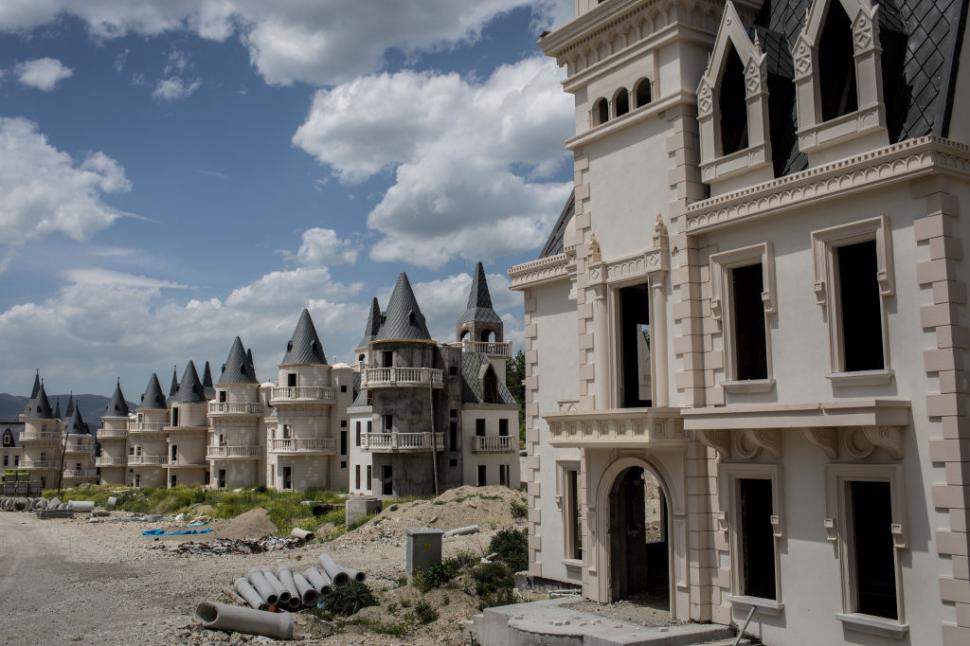 Cum arată Burj Al Babas, orașul-fantomă cu 587 de castele în stil Disney abandonate. Trebuia să fie un cartier de lux pentru bogați 1085817