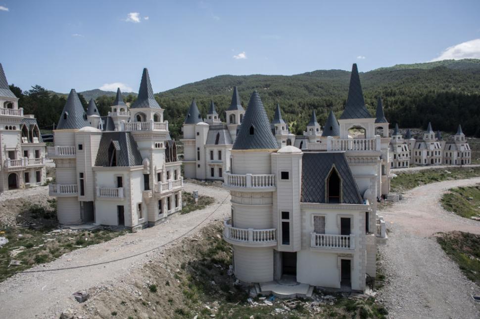 Cum arată Burj Al Babas, orașul-fantomă cu 587 de castele în stil Disney abandonate. Trebuia să fie un cartier de lux pentru bogați 1085818