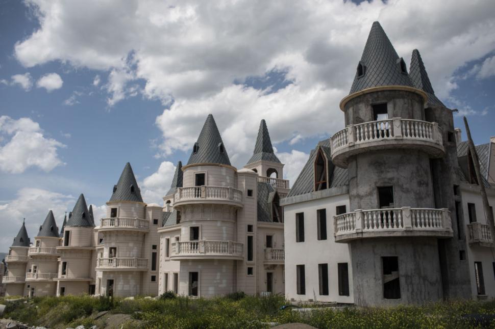 Cum arată Burj Al Babas, orașul-fantomă cu 587 de castele în stil Disney abandonate. Trebuia să fie un cartier de lux pentru bogați 1085819