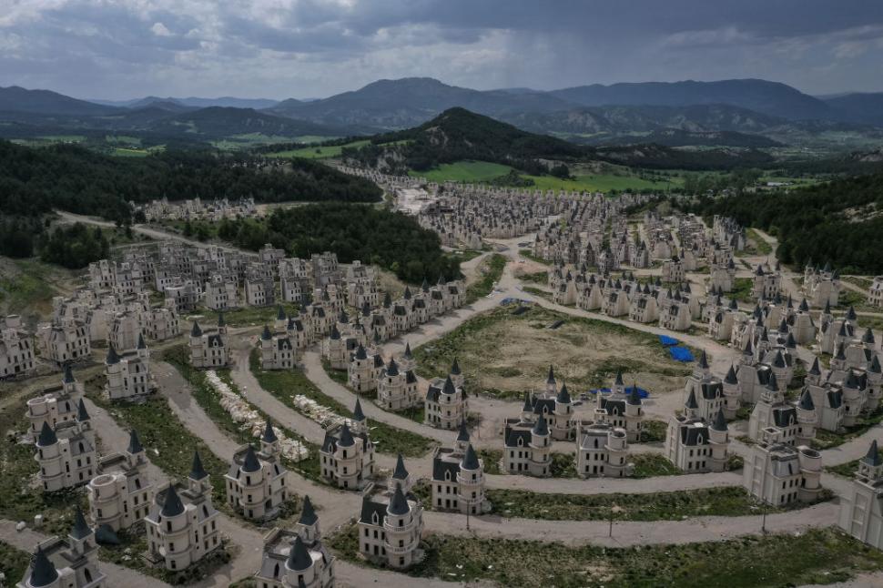 Cum arată Burj Al Babas, orașul-fantomă cu 587 de castele în stil Disney abandonate. Trebuia să fie un cartier de lux pentru bogați 1085820