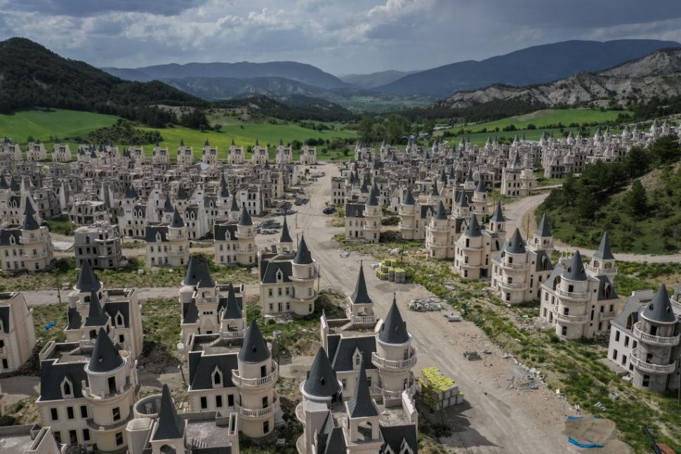 Cum arată Burj Al Babas, orașul-fantomă cu 587 de castele în stil Disney abandonate. Trebuia să fie un cartier de lux pentru bogați 1085821