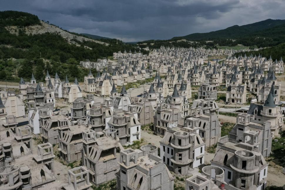 Cum arată Burj Al Babas, orașul-fantomă cu 587 de castele în stil Disney abandonate. Trebuia să fie un cartier de lux pentru bogați 1085822